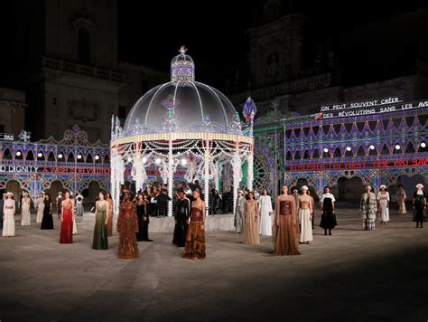 piazza lecce dior|Dior Cruise 2021: le foto della sfilata a Lecce .